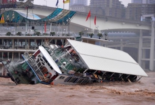 Boat Capsizes In India